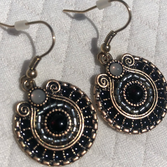 Beautiful vintage feel lightweight classic earrings 🖤 - Picture 2 of 14